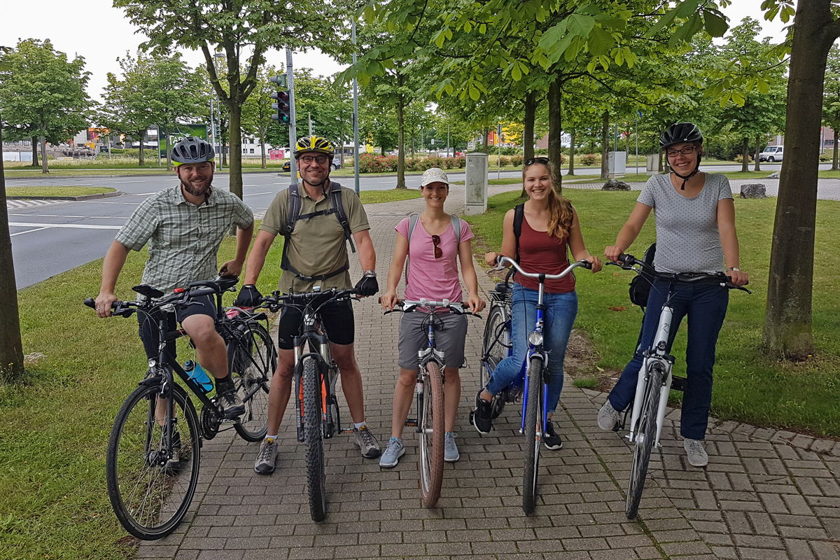 Das Bild zeigt Mitarbeiter der Ruhr Tourismus GmbH mit Fahrrädern