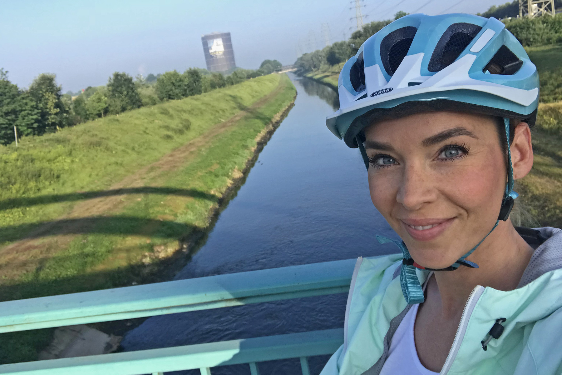 Das Foto zeigt Sandra an der Emscher