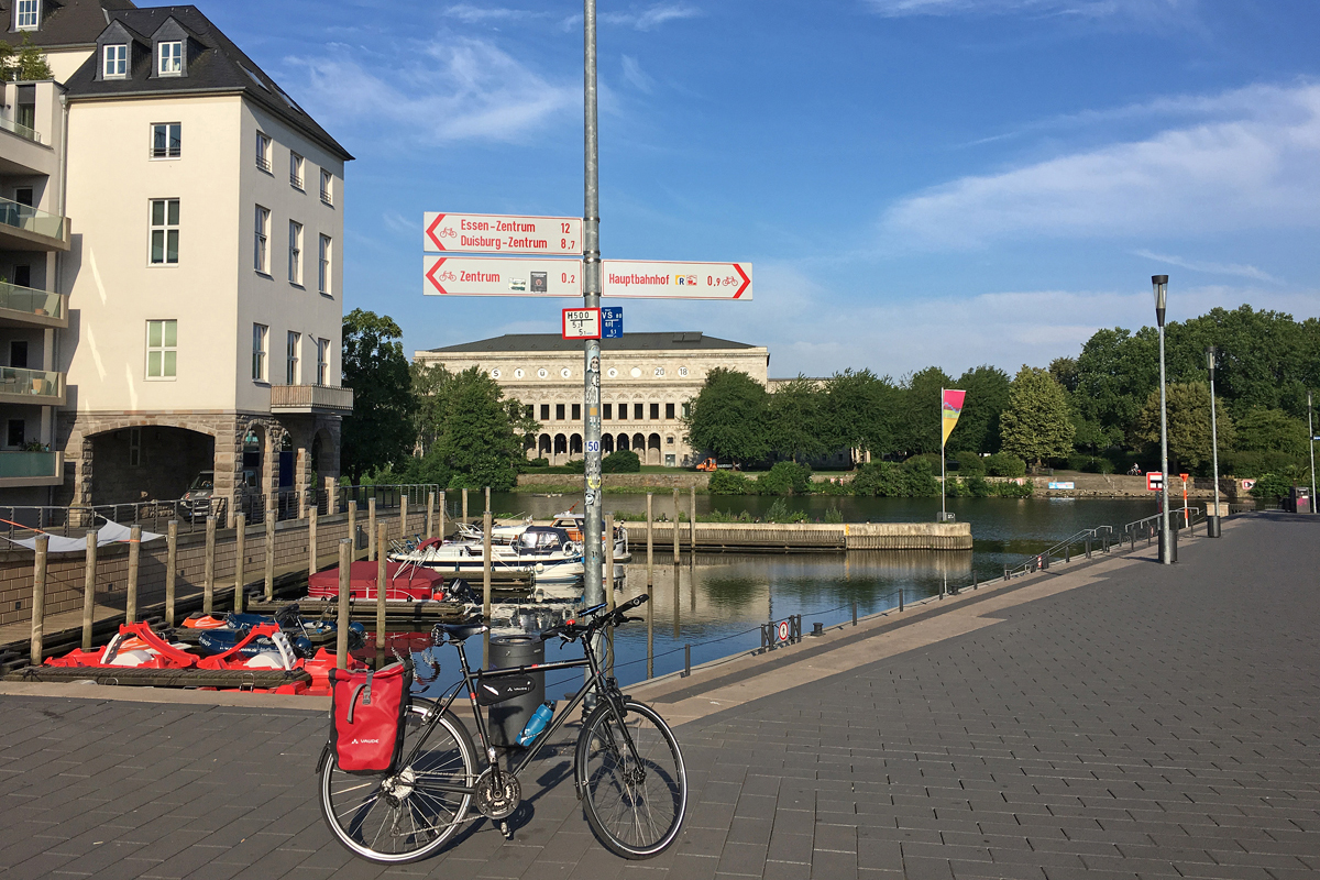 Das Foto zeigt ein Rad am Stadthafen in Mühlheim an der Ruhr