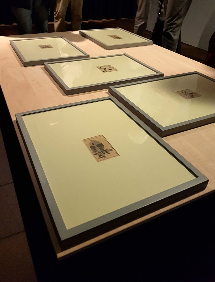 Das Foto zeigt Werke von Andreas Golinksi, der die musealen Präsentationsmuster durchbricht