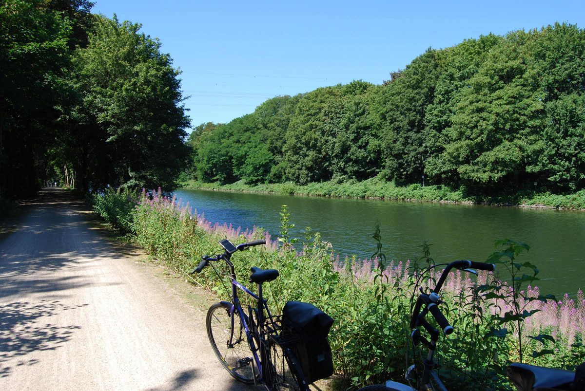 Das Foto zeigt zwei Fahhräder am Rhein-Herne-Kanal