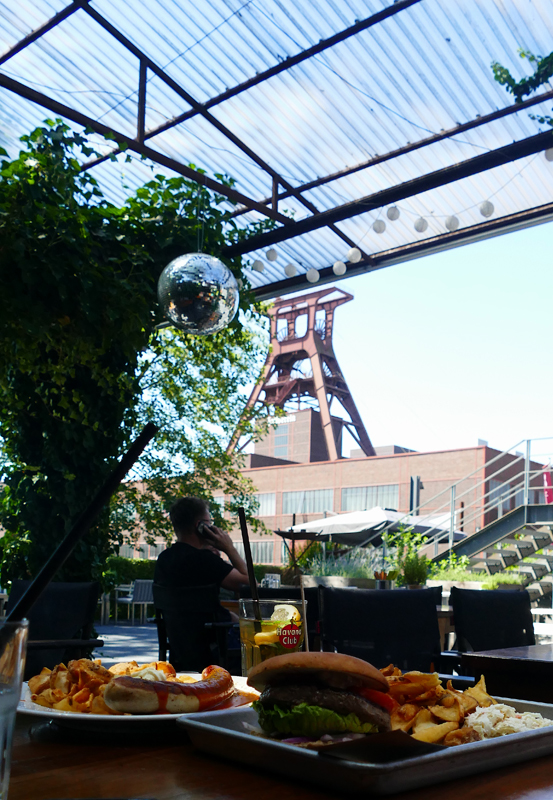 Das Bild zeigt den Sommergarten des Casino Zollverein