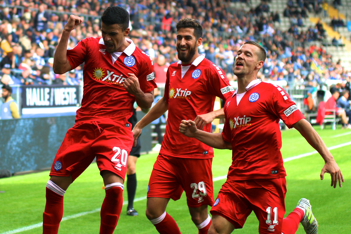 Das Bild zeigt jubelnde Spieler des MSV Duisburg.