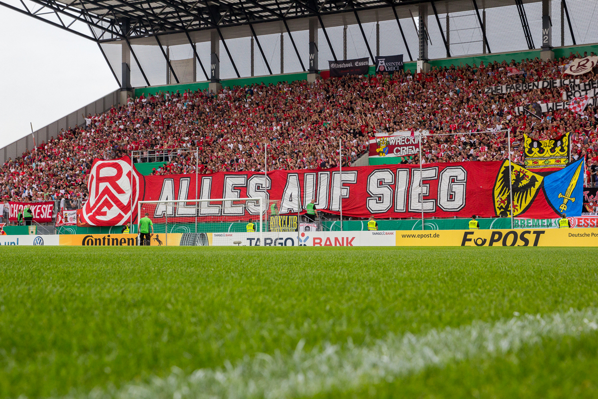 Das Bild zeigt die Haupttribüne des RWE-Stadions.