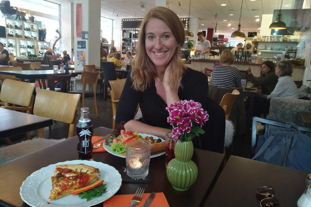 Das Bild zeigt Sarah im Innenbreich des Cafés.