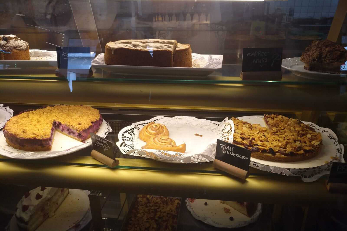 Das Bild zeigt die Kuchenauswahl im Café.