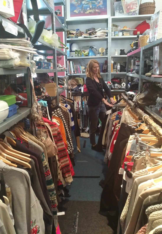 Das Bild zeigt Sarah beim Stöbern im Konsumreform-Shop-