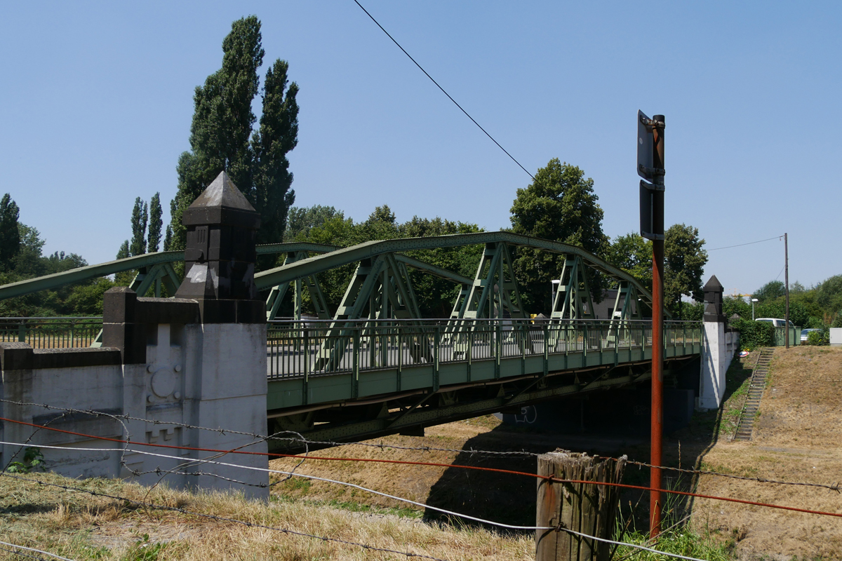 Das Bild zeigt die denkmalgeschützte Sutumer Brücke.