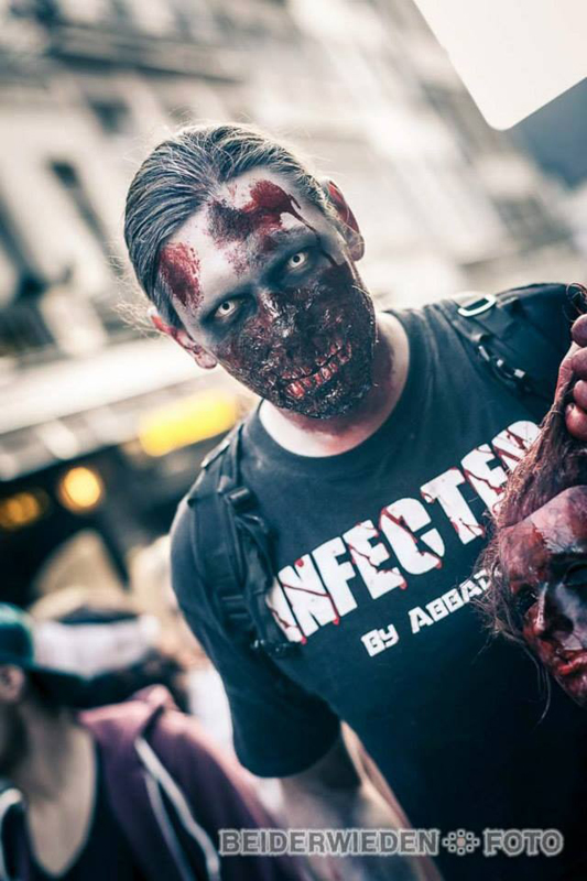 Das Bild zeigt einen als Zombie geschminkten Mann vom Laser-Halloween-Fest.