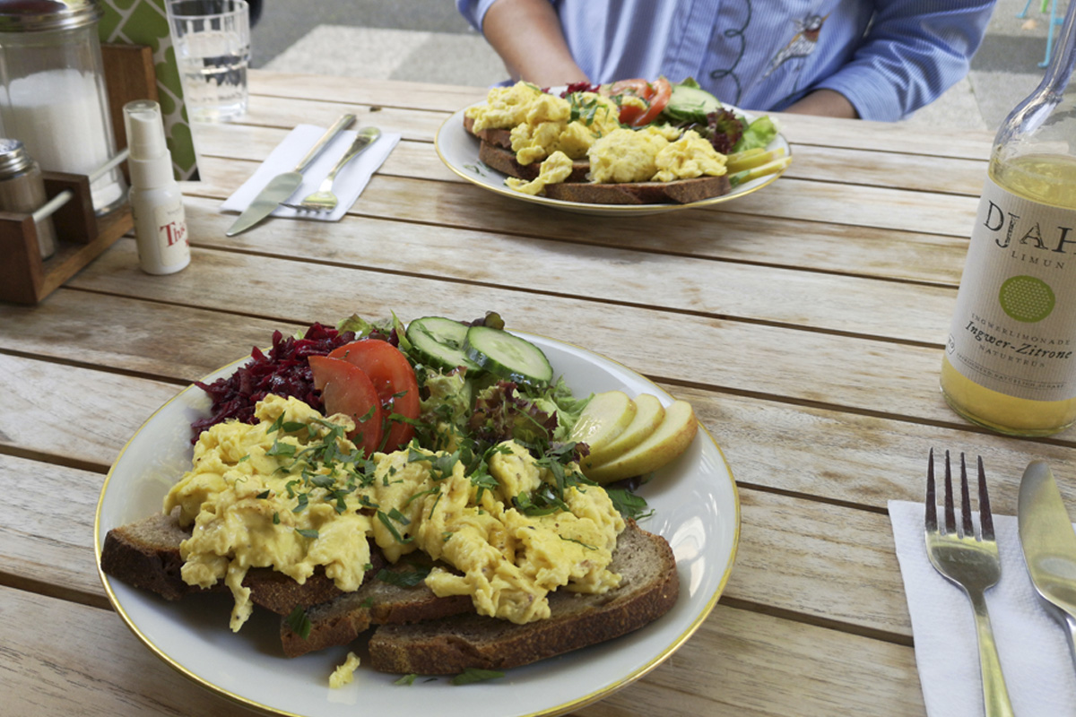 Das Foto zeigt das Rührei-Frühstück in der Butterbrotbar in Bochum-Ehrenfeld