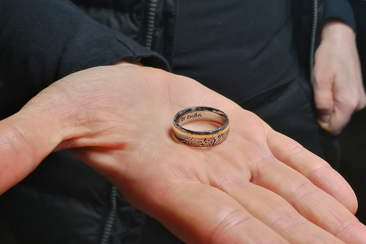 Das Bild zeigt eine Handfläche mit Ring drauf