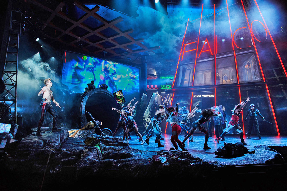 Wenn das nicht mal ein beeindruckendes Bühnenbild ist! Die sogenannten Freezers rebellieren vor dem Falco-Tower. © Stage Entertainment