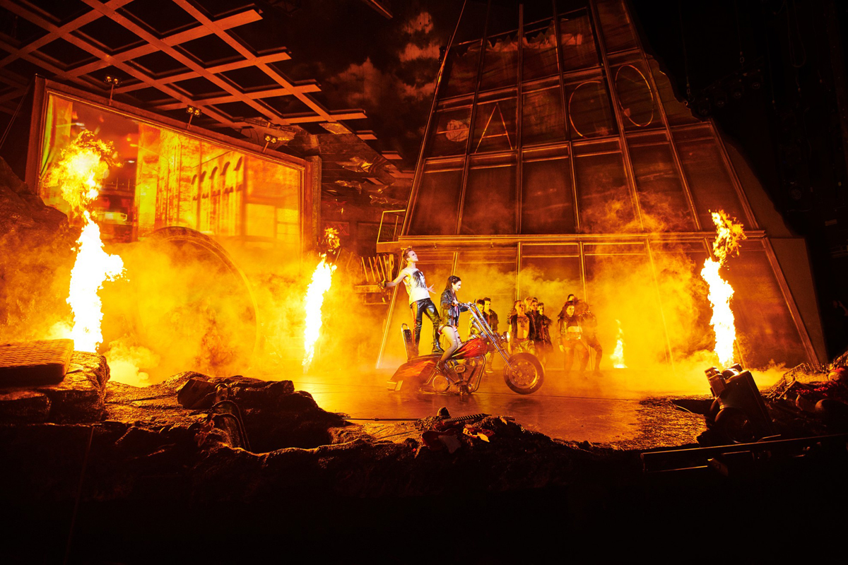Spektakuläre Bühneneffekte unterstreichen die unterhaltsame und spannende Erzählung der Geschichte in Obsidian © Stage Entertainment