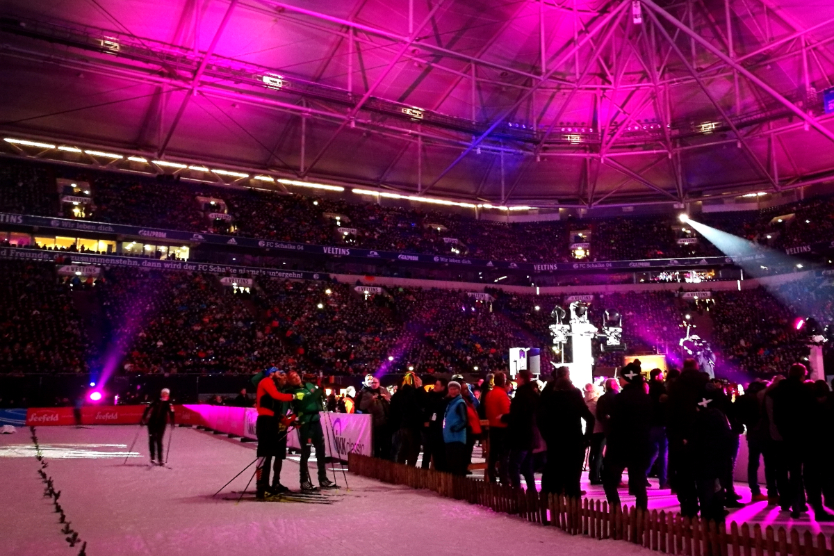 Das Bild zeigt Skifahrer in der Veltnis-Arena