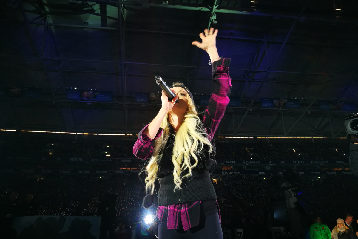 Das Bild zeigt Sängerin Mia Julia in der Veltins-Arena