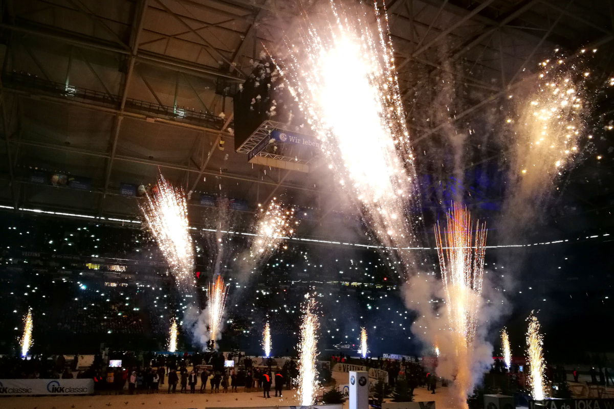 Das Bild zeigt das Indoor-Feuerwerk des Biathlon auf Schalke