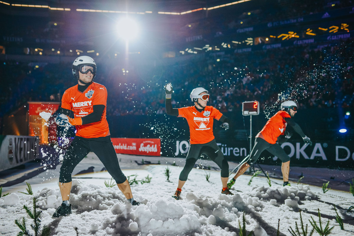 Das Foto zeigt die Schneeballschlacht WM beim Biathlon auf Schalke