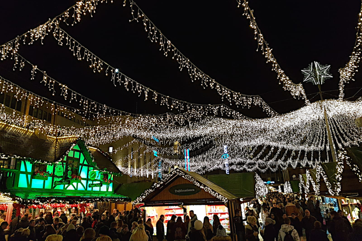 Das Bild zeigt einige Stände auf dem Weihnachtsmark in Essen mit Beleuchtung.