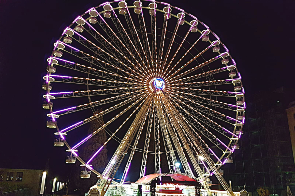 Das Bild zeigt das beleuchtete Riesenrad auf dem Essener Weihnachtsmarkt