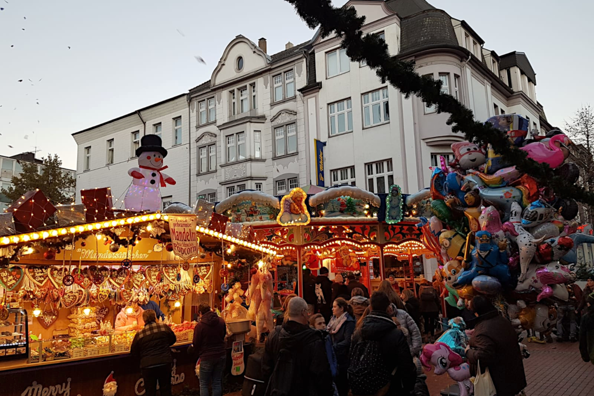 Das Bild zeigt einen Stand und ein Karussell für Kinder auf dem Weihnachtsmarkt in Essen-Steele.