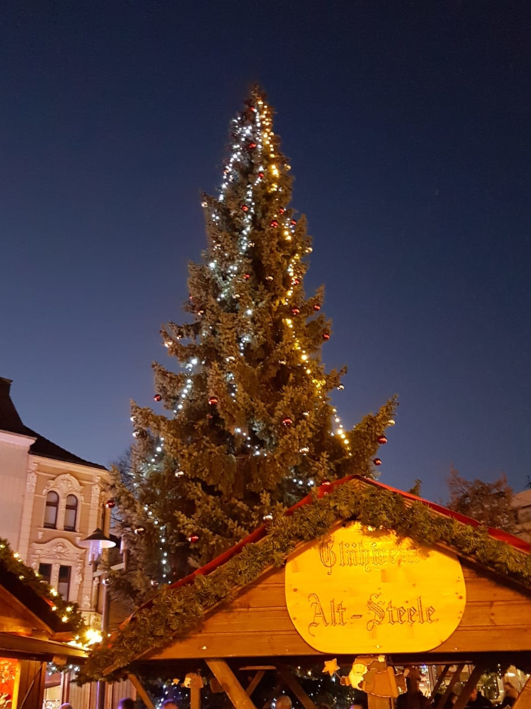 Das Bild zeigt einen Glühweinstand auf dem Weihnachtsmarkt in Essen-Steele.