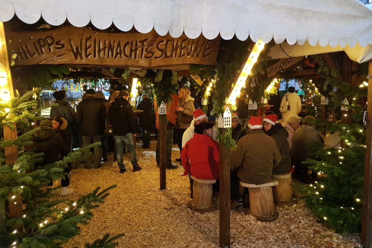 Das Bild zeigt ein dekoratives Zelt auf dem Weihnachtsmarkt in Steele.
