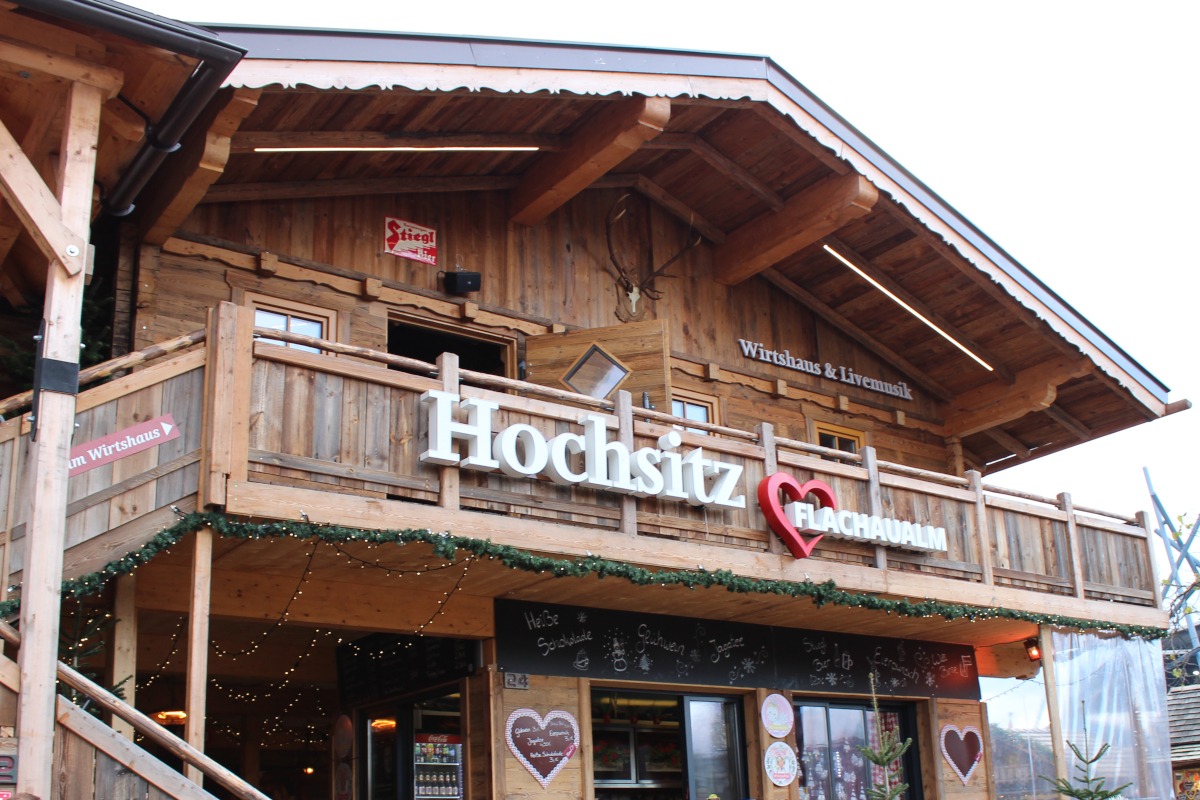 Das Bild zeigt eine Hütte auf dem Weihnachtsmarkt in Oberhausen.