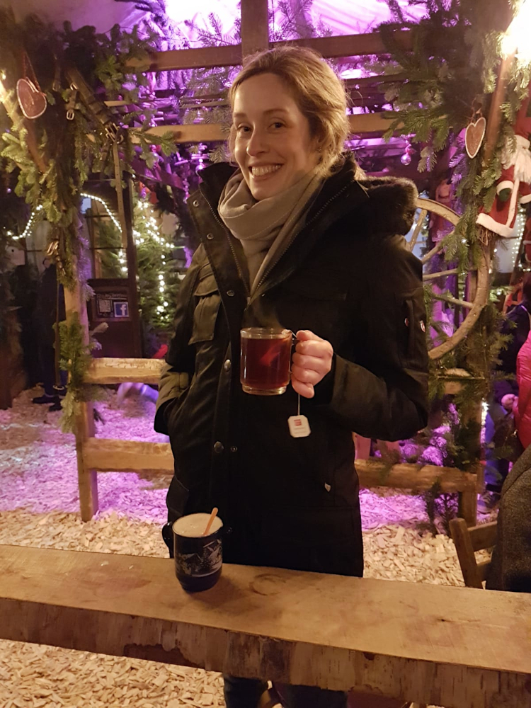 Das Bild zeigt eine Person beim Teetrinken auf dem Steeler Weihnachtsmarkt.