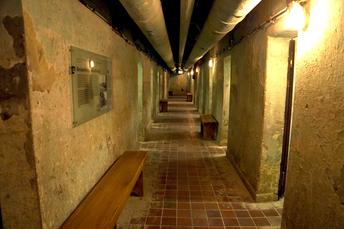 Das Bild zeigt einen Gang im Bunkermuseum in Oberhausen
