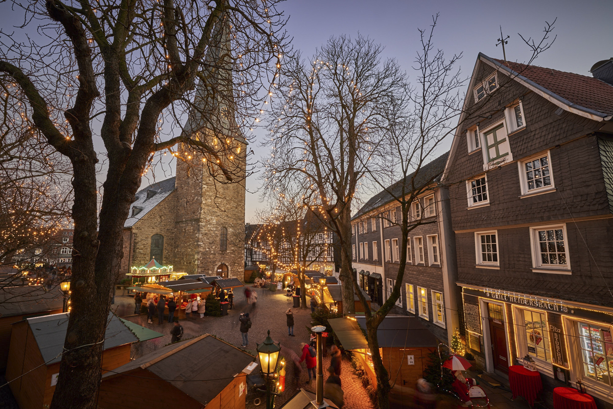 Das Foto zeigt den Nostalgischen Weihnachtsmarkt Hattingen auf dem Kirchplatz © Achim Meurer, Waltzing Meurers