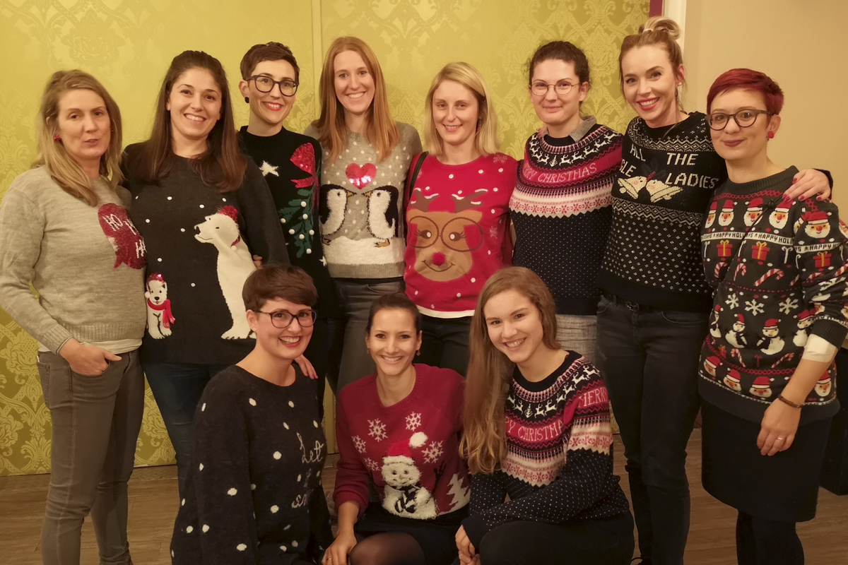 Das Foto zeigt eine Gruppe Mädels in Weihnachtspullis