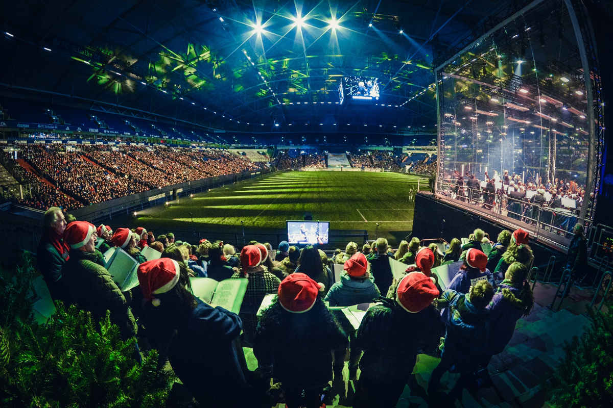 Das Foto zeigt das "Weihnachtssingen auf Schalke" in der VELTINS-Arena © FC Schalke 04