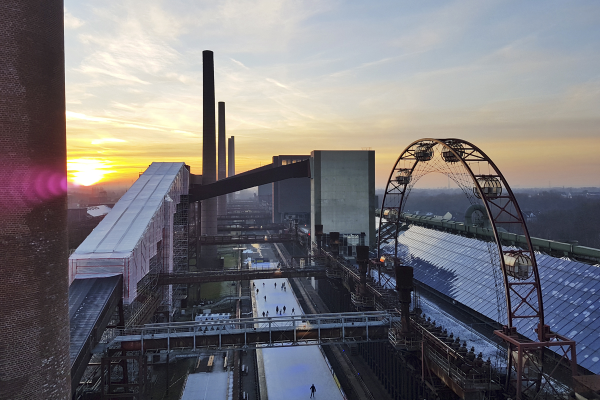 Das Foto zeigt die Zollverein Eisbahn aus der Vogelperspektive