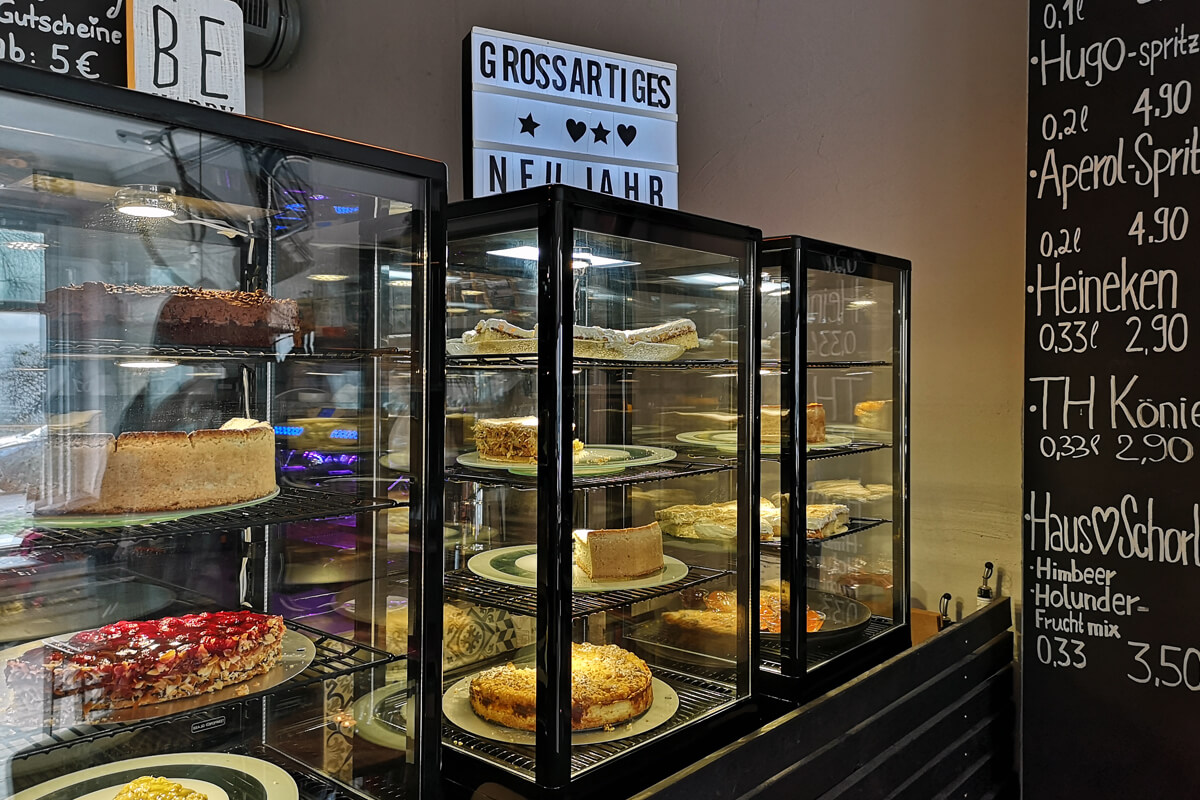 Das Bild zeigt die Auswahl an Kuchen im Cafe Großartig in Mülheim an der Ruhr