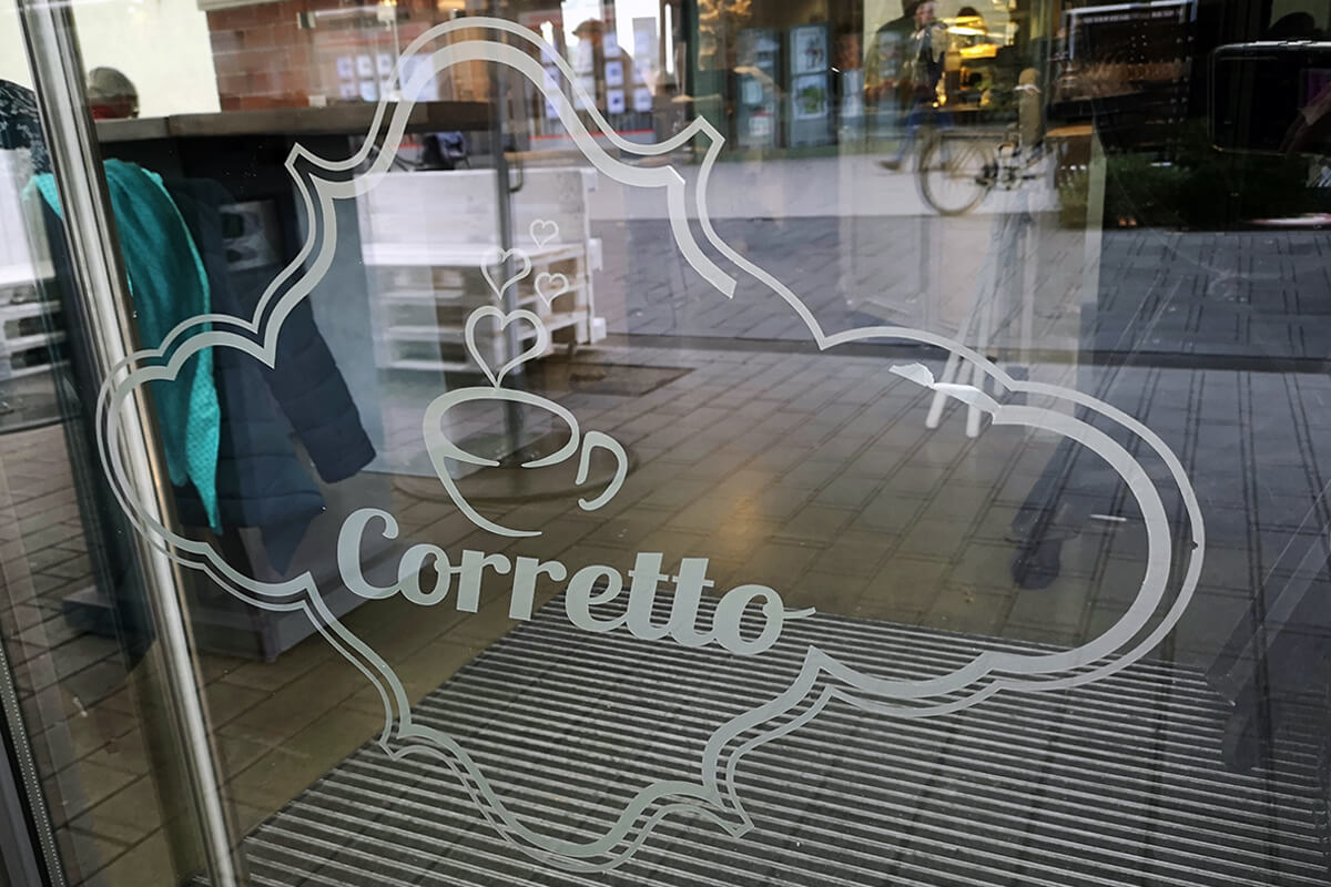 Das Bild zeigt die Tür des Cafés "Coretto" in Bottrop