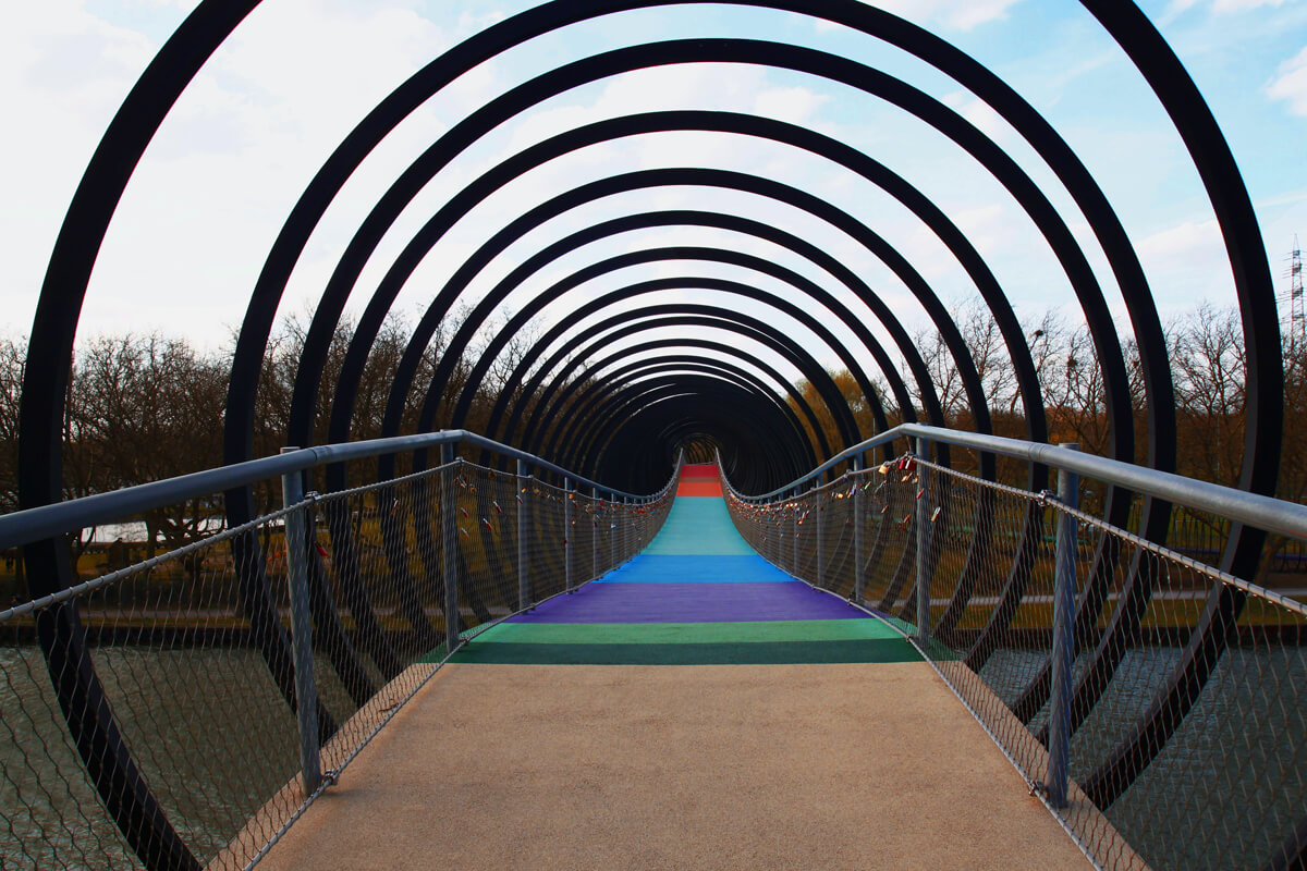 Das Bild zeigt die Brücke "Slinky Springs to Fame" im Kaisergarten Oberhausen
