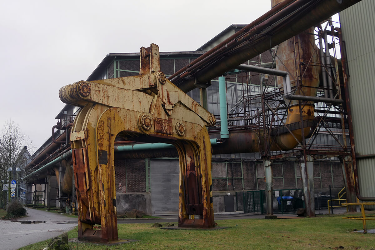 Das Foto zeigt alte Maschinen auf dem Gelände der Henrichshütte in Hattingen