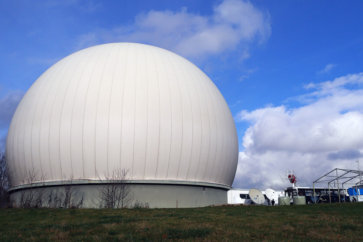Das Foto zeigt das Radom der Sternwarte Bochum, eine halbrunde Traglufthalle, unter der sich ein riesiges Teleskop versteckt.