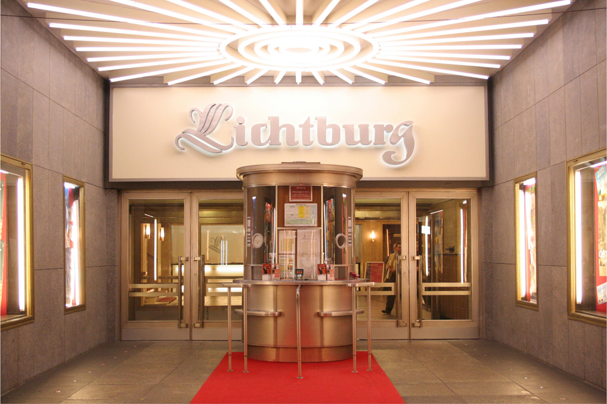 Das Bild zeigt den Eingangsbereich der Lichtburg in Essen