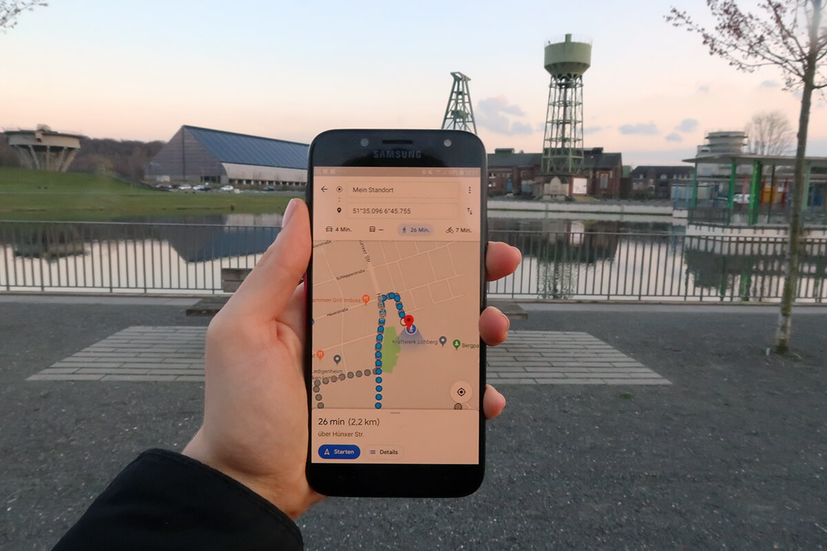 Das Foto zeigt ein Handy beim Geocoaching in Dinslaken Lohberg