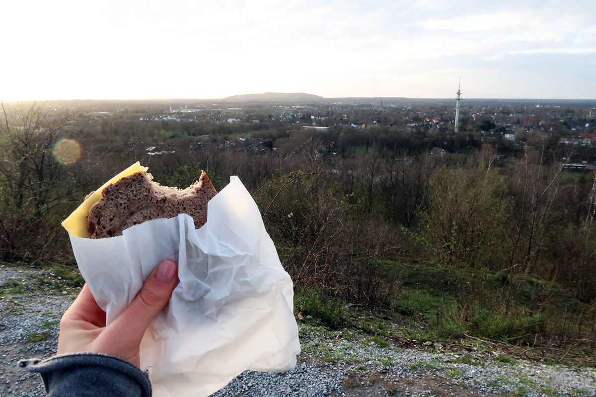 Das Foto zeigt eine Stulle auf dem Tetraeder in Bottrop