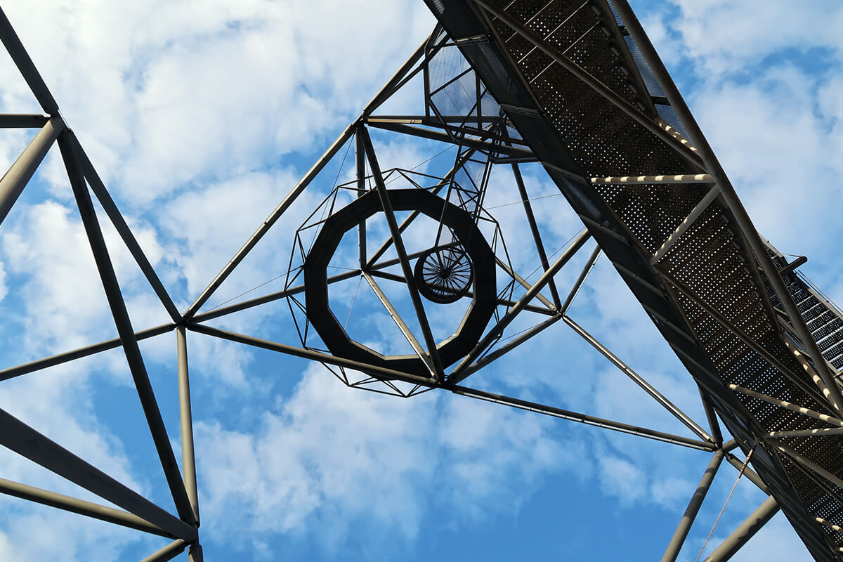 Das Foto zeigt den Tetraeder auf der Halde Beckstraße in Bottrop