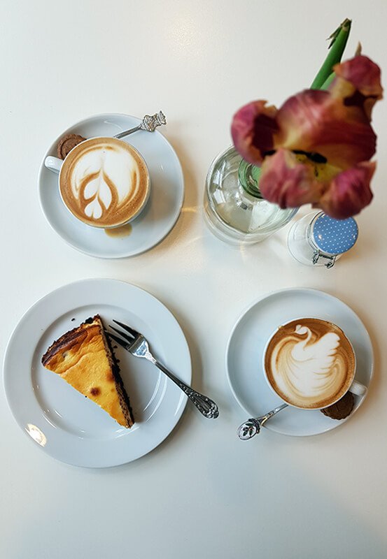 Das Foto zeigt Kaffee und Kuchen des Baristoteles im Schlosspark Weitmar