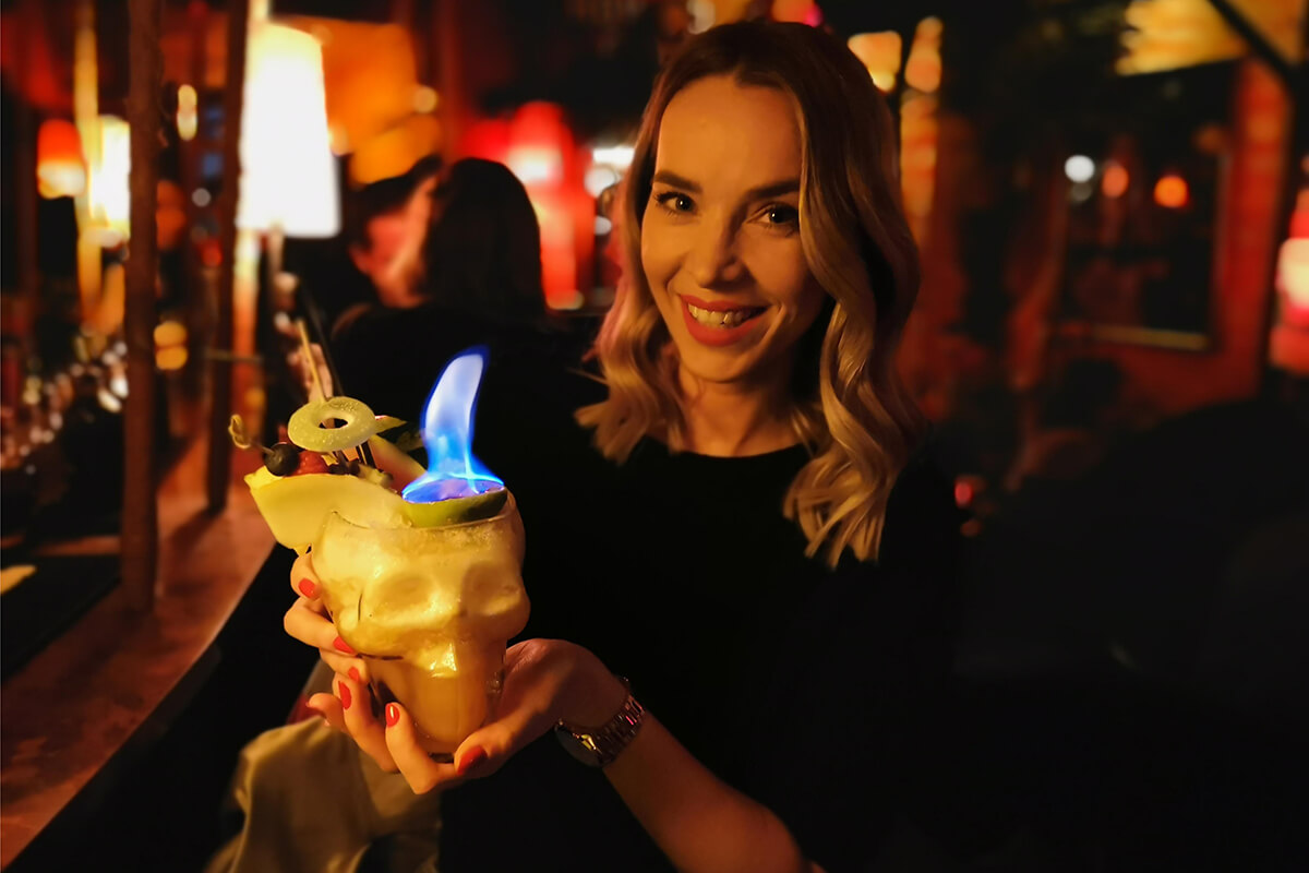 Das Foto zeigt Sandra mit ihrem Cocktail Isla de Muerta im Daktari in Essen