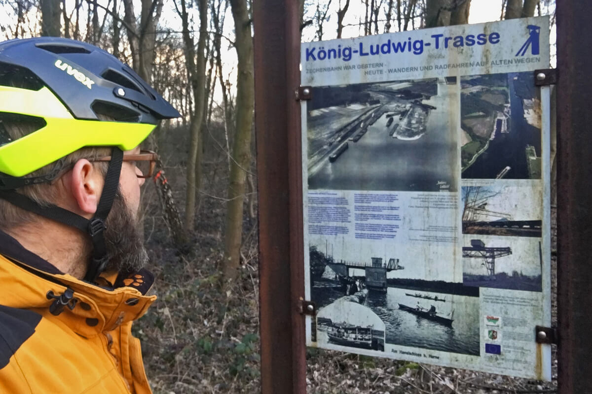 Das Foto zeigt eine Hinweistafel am Start der König-Ludwig-Trasse