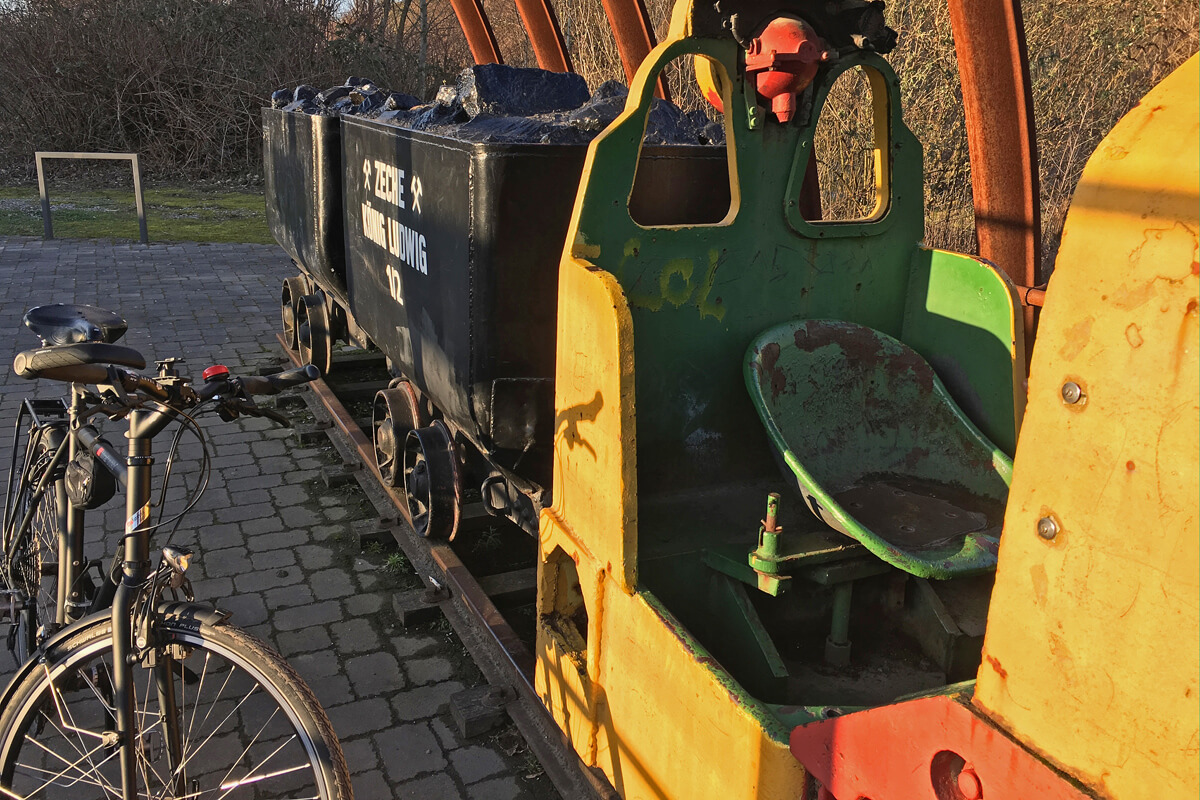 Das Foto zeigt Bergbau-Exponate am Wegesrand der König-Ludwig-Trasse