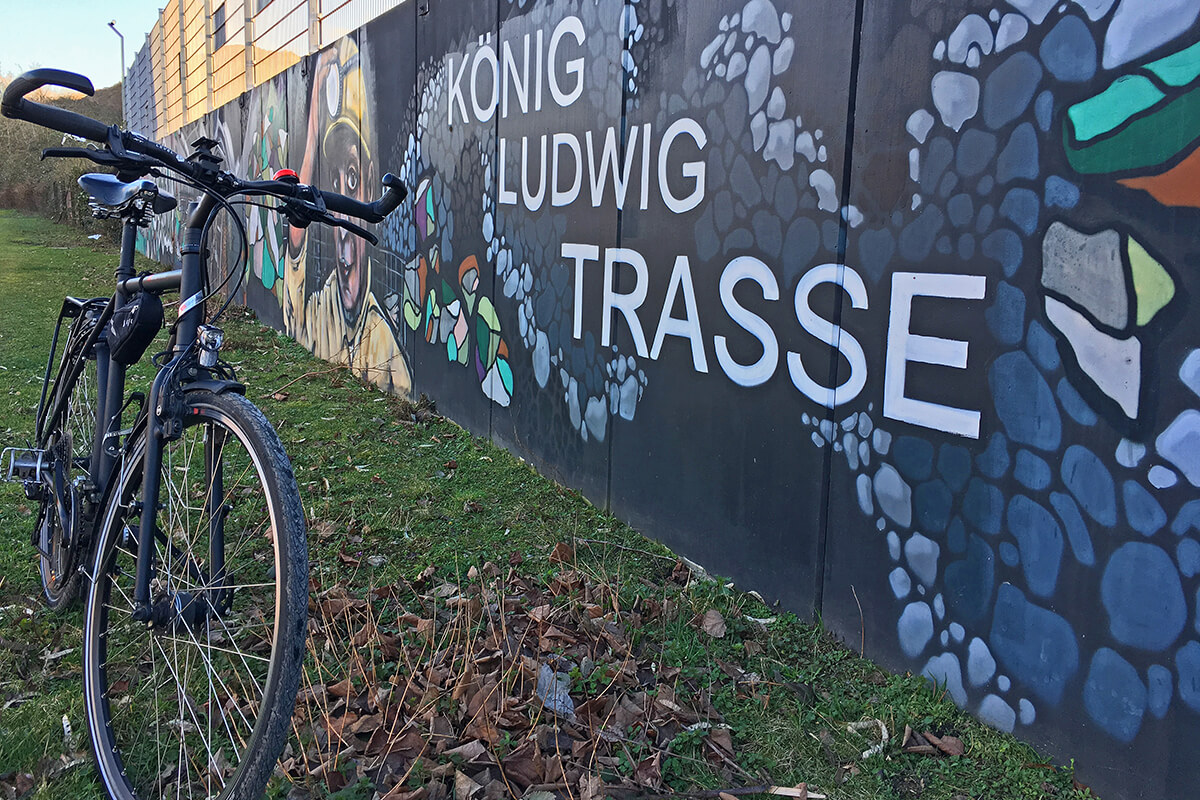 Das Foto zeigt ein Fahrrad auf der König-Ludwig-Trasse, einer Bahntrasse im Ruhrgebiet