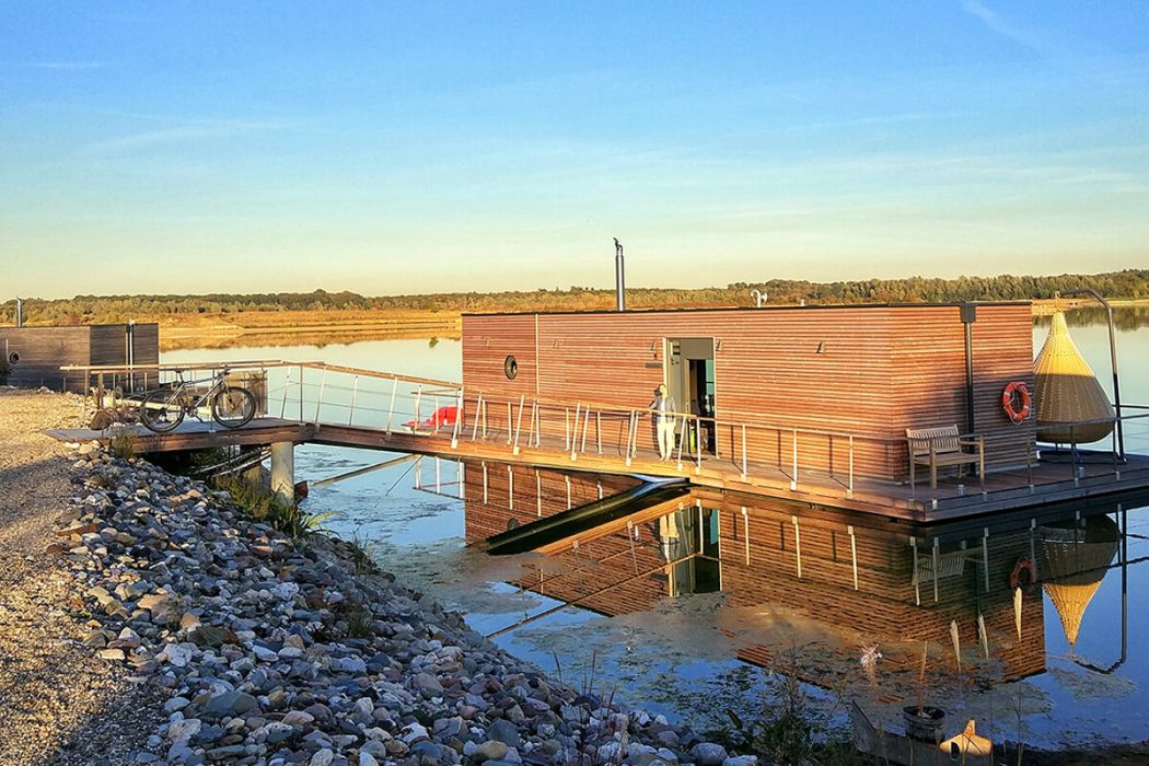 Das Foto zeigt einer der Hausboote am Niederrhein