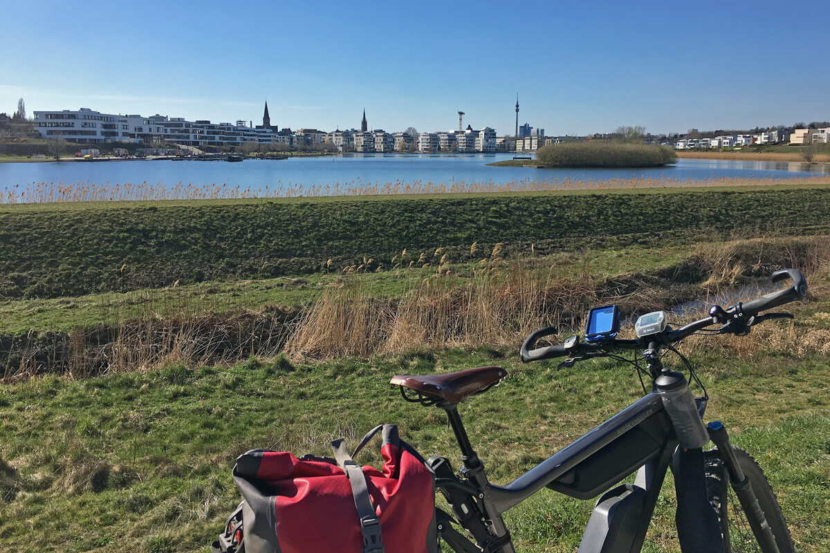 Das Foto zeigt ein Fahrrad vorm Phoenix See in Dortmund