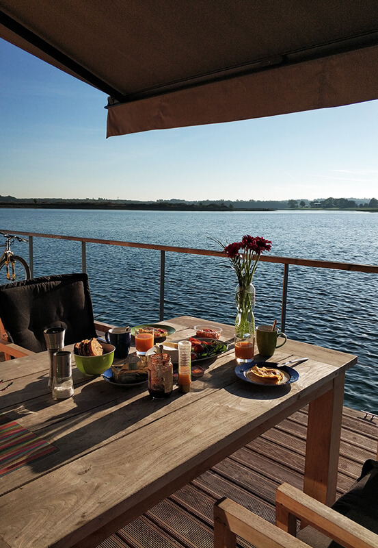 Das Foto zeigt Frühstück mit Blick Seeblick auf dem Hausboot am Niederrhein